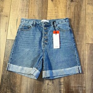 Q2 Premium Denim Straight Cut Button Fly Rolled Hem Jean Shorts Size XL NWT